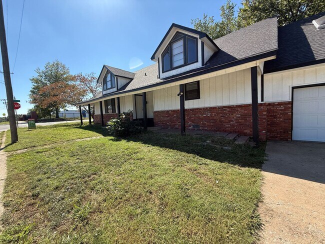 Building Photo - Huge 4 Bedroom in West Tulsa