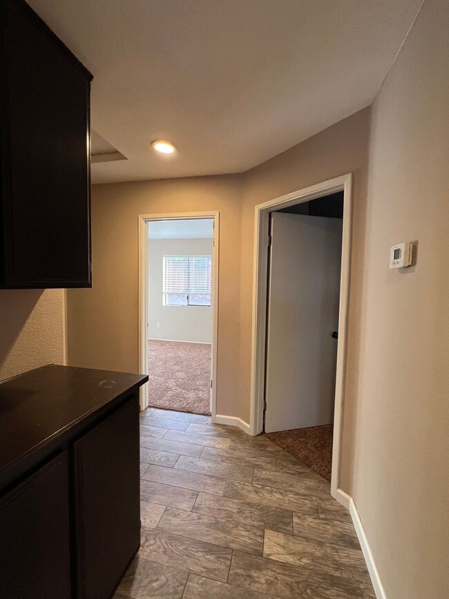 Building Photo - Beautiful 3 Bedroom 2 Bathroom House in Co...