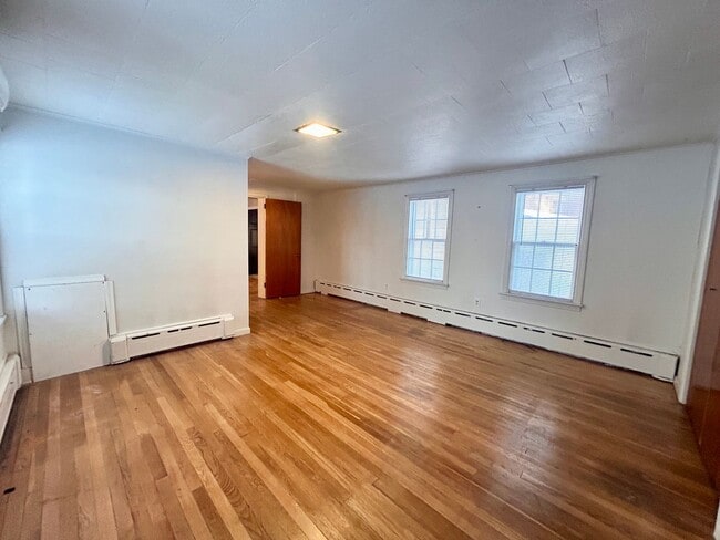 Building Photo - 214 S School Ln