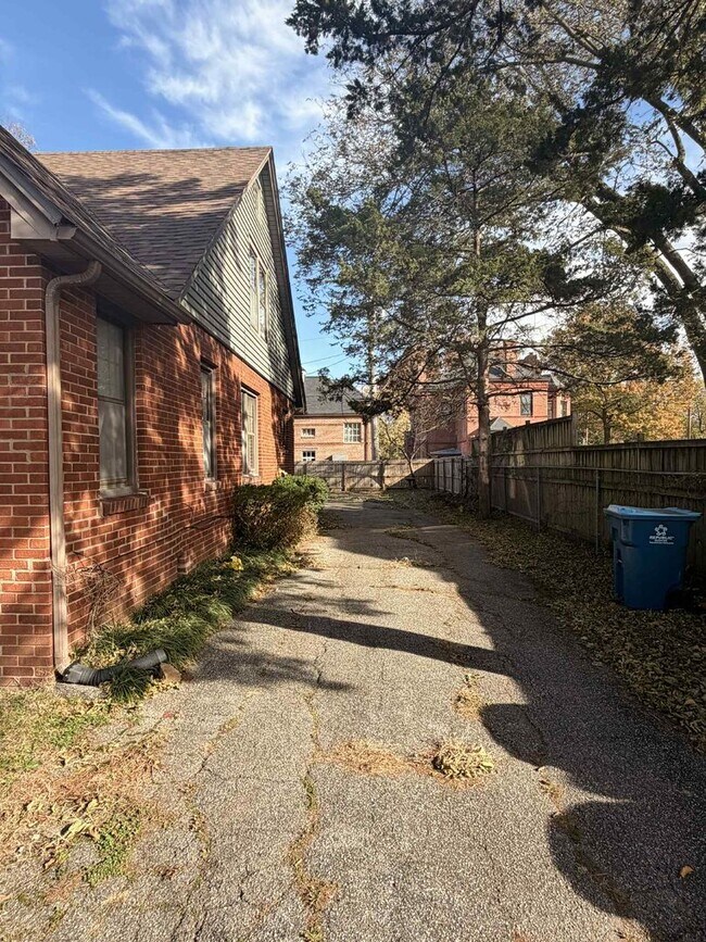 Building Photo - 411 S Jackson Ave