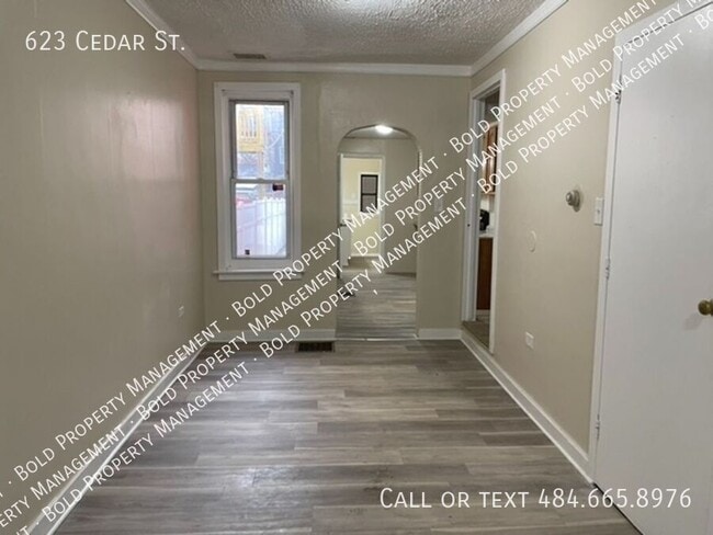 Building Photo - 623 Cedar St