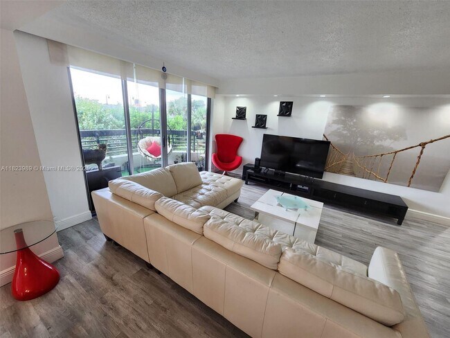 Building Photo - 3500 Mystic Pointe Dr