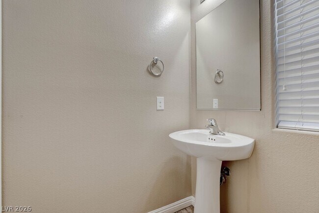 Building Photo - 1067 Fish Pond Ave