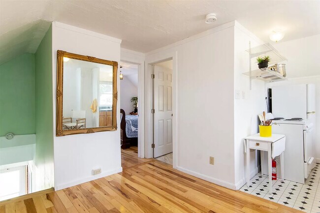 reverse shot of the living room. The door on the left is the bedroom, on the right is the bathroom - 54 Rose St