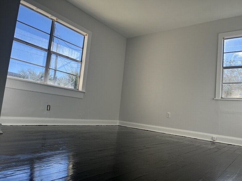 Building Photo - 2717 S Fletcher Ave