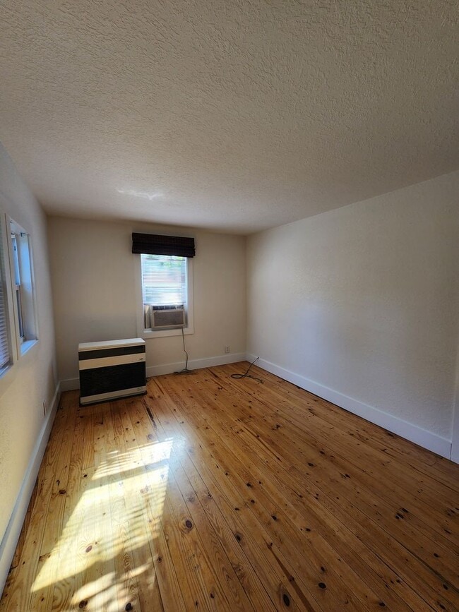 Building Photo - Charming Cottage-Black Mountain