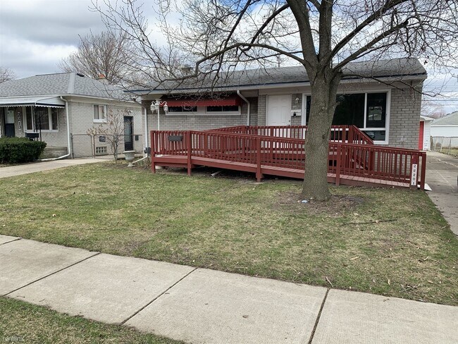 Building Photo - 4 br, 2 bath House - 22201 E 13 Mile Rd