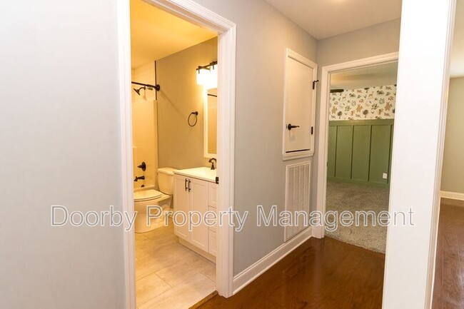 Building Photo - 4436 Oakwood Dr