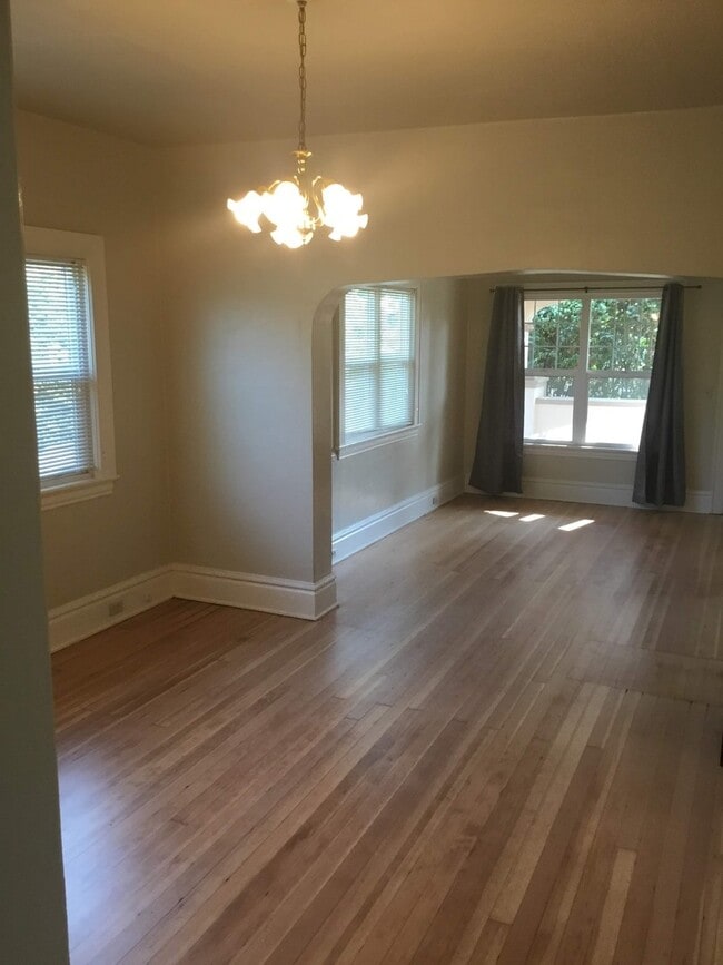 Building Photo - Great 2 Bedroom Bungalow Near Downtown and...