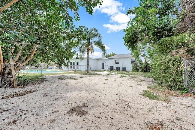 Building Photo - 2417 Pierce St