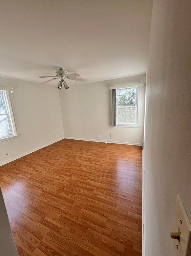 Building Photo - 2553 W North Shore Ave