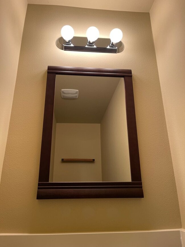 Building Photo - Beautiful 4 Bedroom in a small and exclusive neighborhood