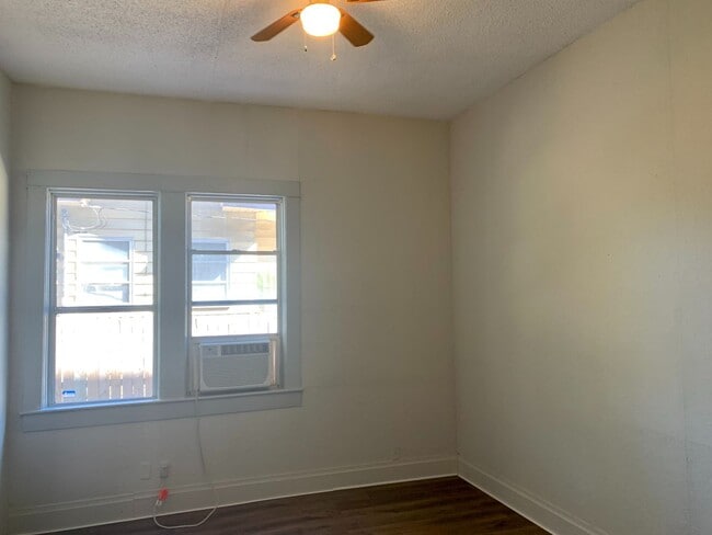 Building Photo - SPACIOUS 3 BEDROOM 1.5 BATHROOM APARTMENT ...