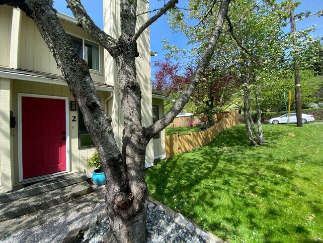Building Photo - Spacious 2-Bedroom Townhome in Fairhaven with Spacious Fenced Yard