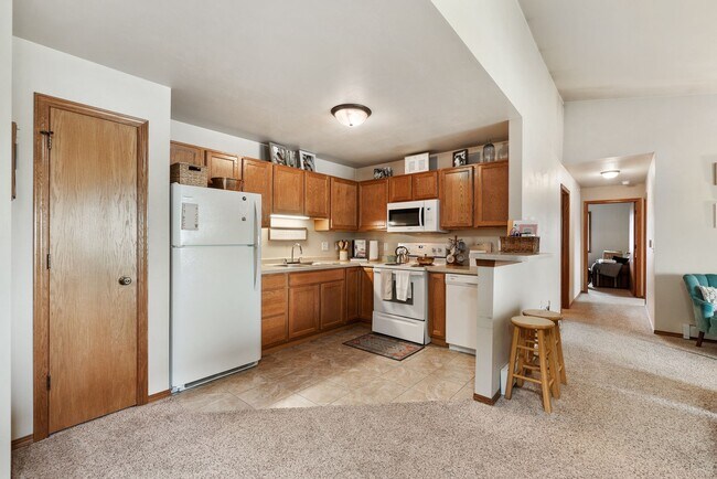 Building Photo - 1 Bed, 1 Bath 930 Sq Ft 2nd Floor