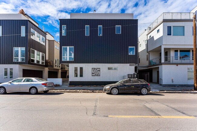 Building Photo - ROOFTOP DECK + spacious END UNIT townhome in Berkeley Neighborhood!