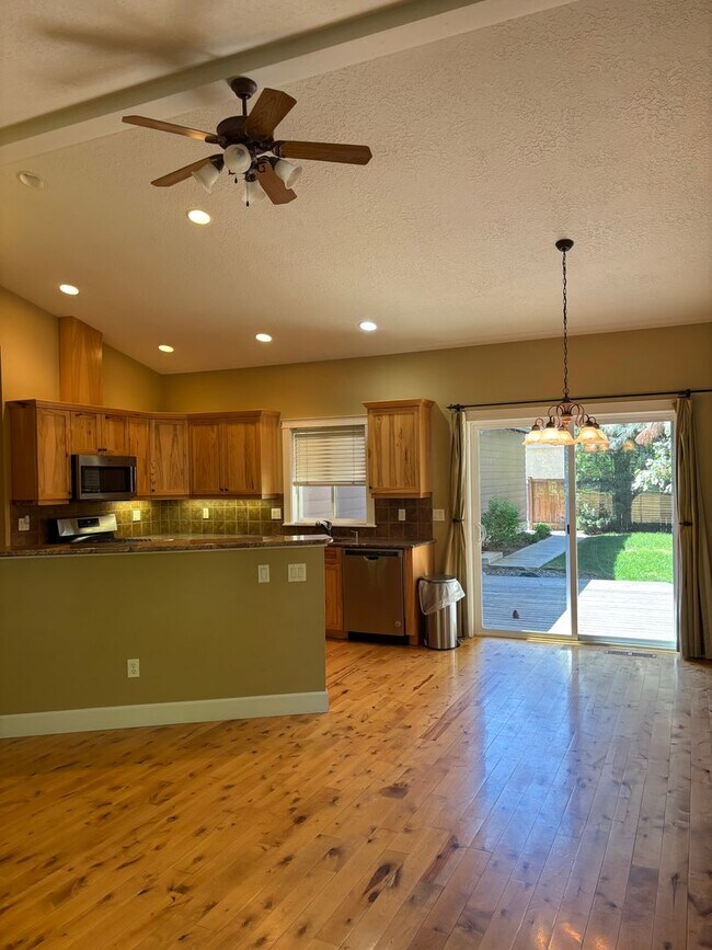 Building Photo - 3 Bed 2 Bath Single level - Fenced Yard-No...