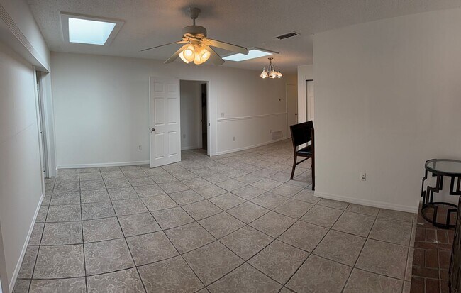 Building Photo - 2208 N Lockwood Ridge Rd