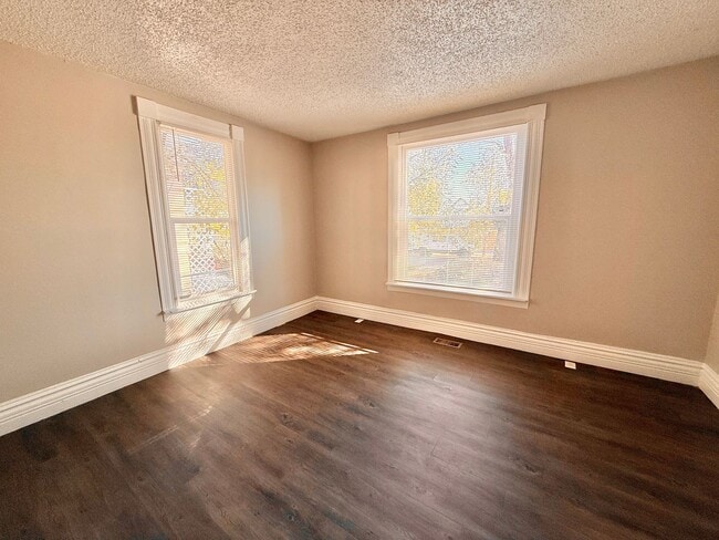 Building Photo - 1115 W 11th St