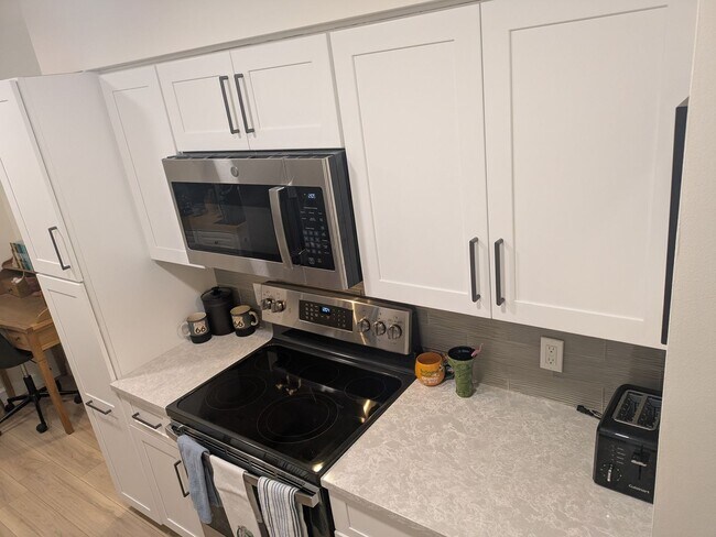 Building Photo - SEASONAL/SHORT TERM TURNKEY condo