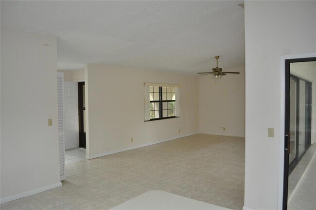 Building Photo - 127 Persimmon Dr