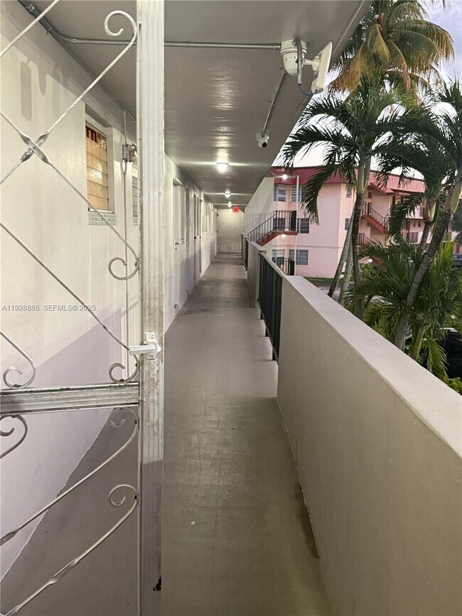 Building Photo - 1400 NE 191st St