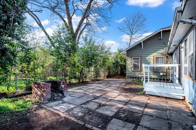 Building Photo - 415 19th St N