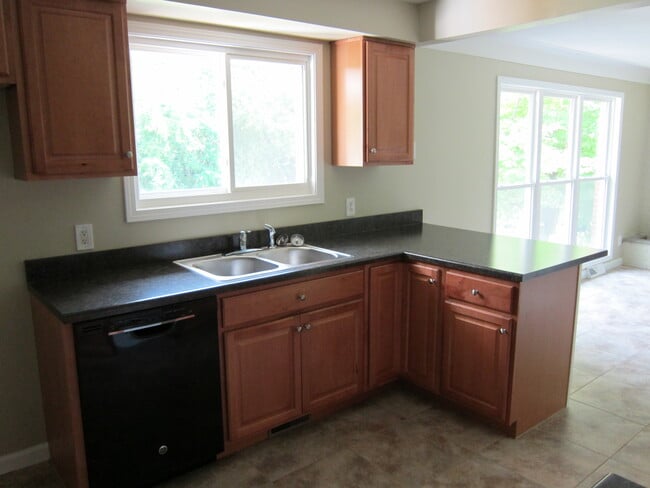 Building Photo - 5083 Mellwood Dr