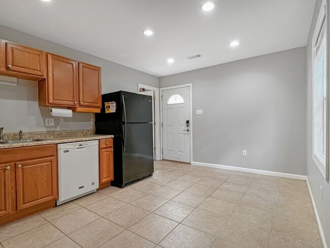 Building Photo - Charming 3 Bed, 2 Bath Home Minutes From B...