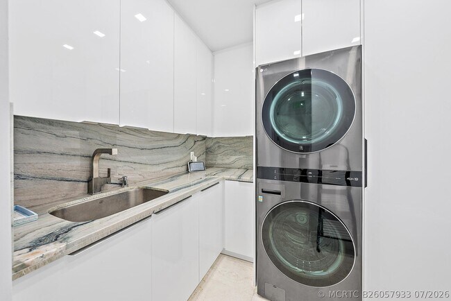 Building Photo - 2070 N Ocean Blvd
