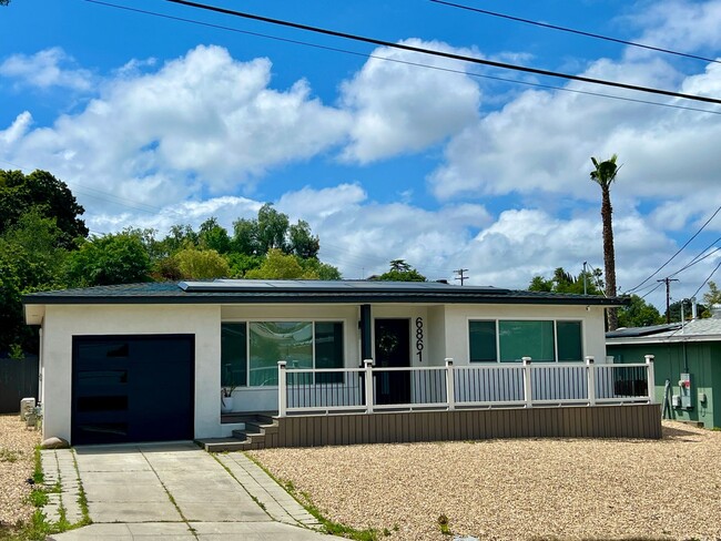 Building Photo - Beautiful, Modern, Upgraded 3 Bedroom 3 Ba...