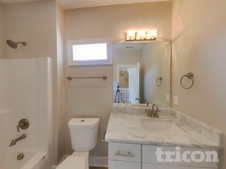 Building Photo - 1765 Bridgecrest Dr