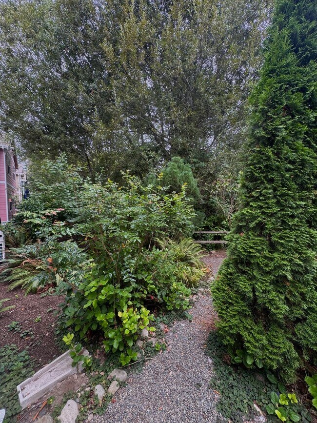 Building Photo - 10595 NE Kingston Meadow Cir