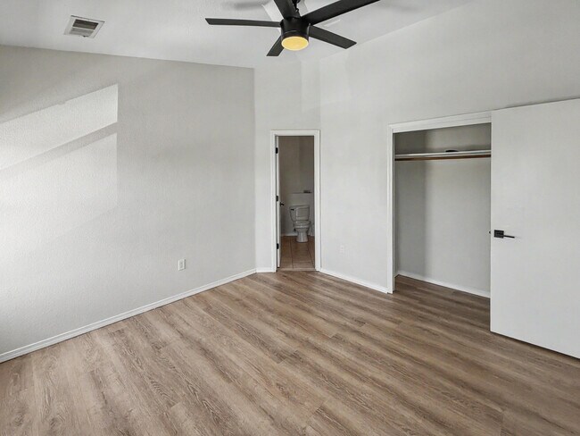 Building Photo - 6501 San Antonio Dr NE