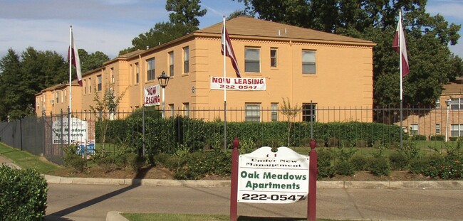 Building Photo - Oak Meadows Apartments