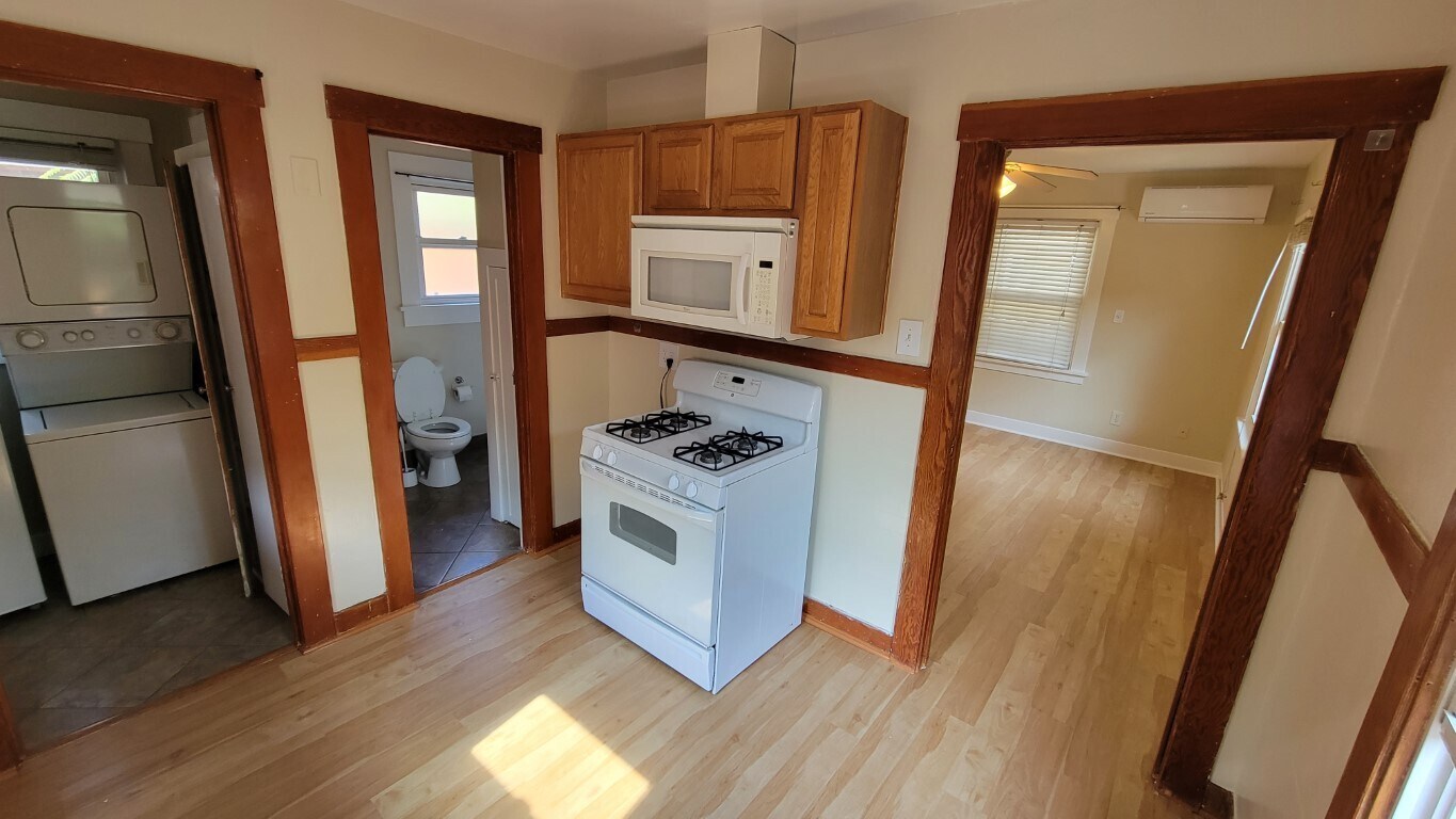 Full Size Range / Oven - 875 Harding Ave