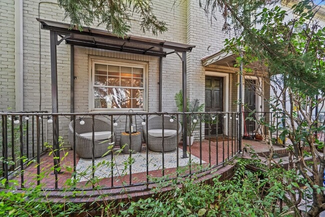 Building Photo - Downtown Townhouse Available 1 Nov 25!
