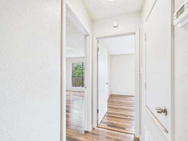 Building Photo - 2/1 Upstairs Unit Ready Now