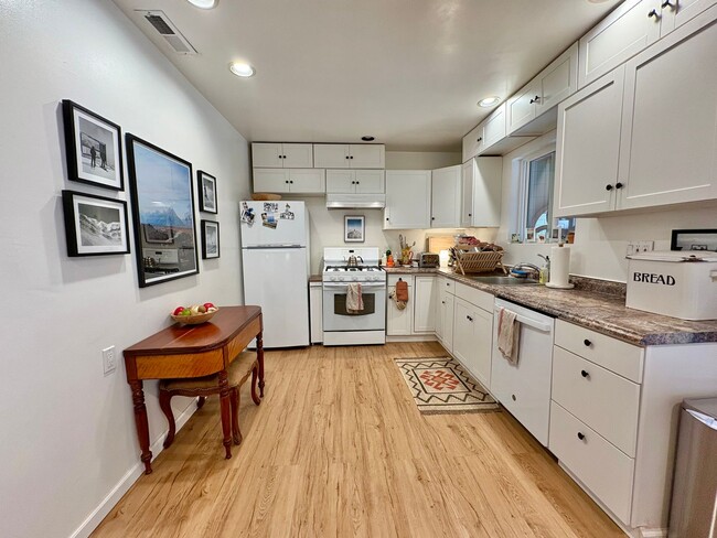 Building Photo - 2 bedroom, 2 bath