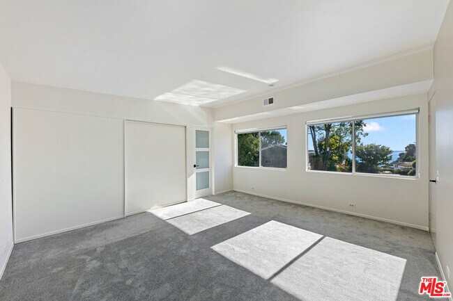 Building Photo - 1054 Enchanted Way