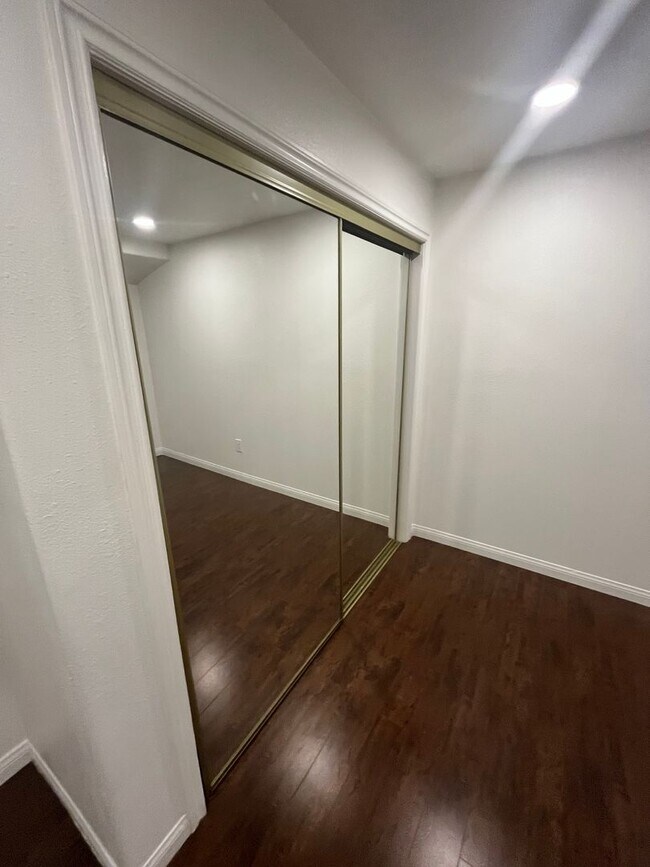 Building Photo - 556 Mar Vista Ave