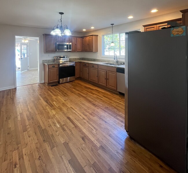 Building Photo - 551 Fountain Inn Rd