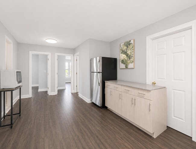 Building Photo - 5300 S Shore Dr