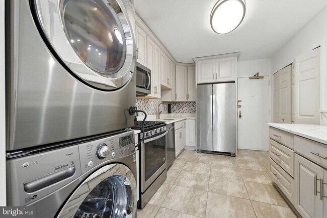 Building Photo - 3705 S George Mason Dr