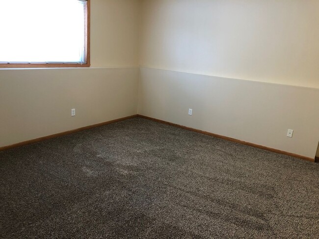 Building Photo - 3 Bed 2 Bath Twin Home