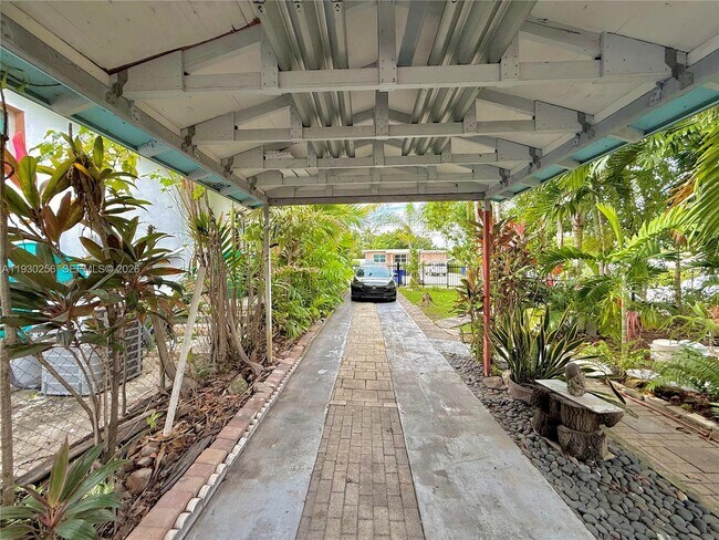 Building Photo - 1001 NW 23rd Ct