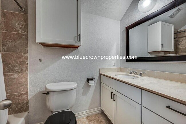 Building Photo - 2722 Knight St