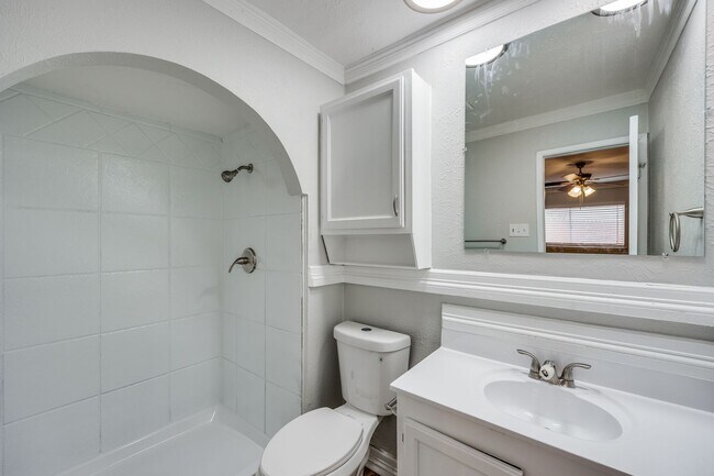 Building Photo - Spacious 4BD Home with Stunning Landscape ...