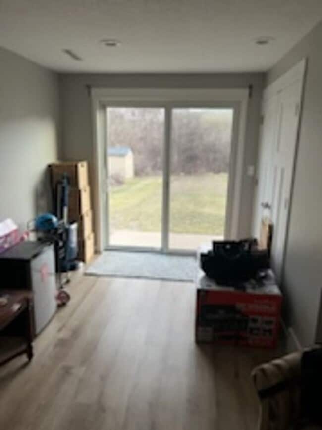 Building Photo - Rent: 3 bed unit 2 Bath