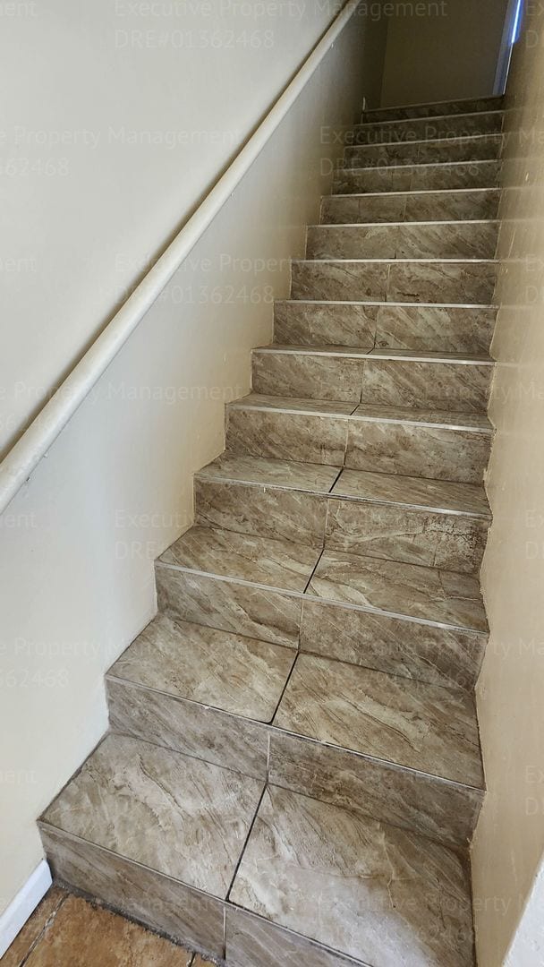 Building Photo - 2 bedroom, 1.5 bathroom townhome located near schools, shopping, restaurants, & Kern Medical Hosp...